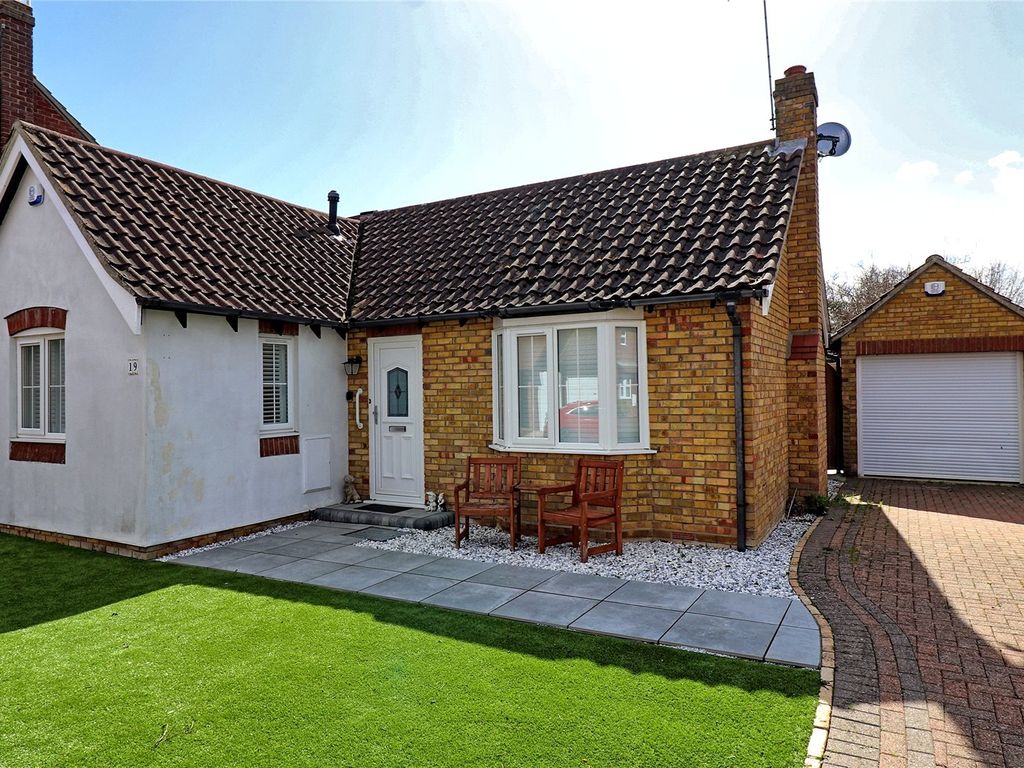 2 bed bungalow for sale in Hobbiton Hill, South Woodham Ferrers