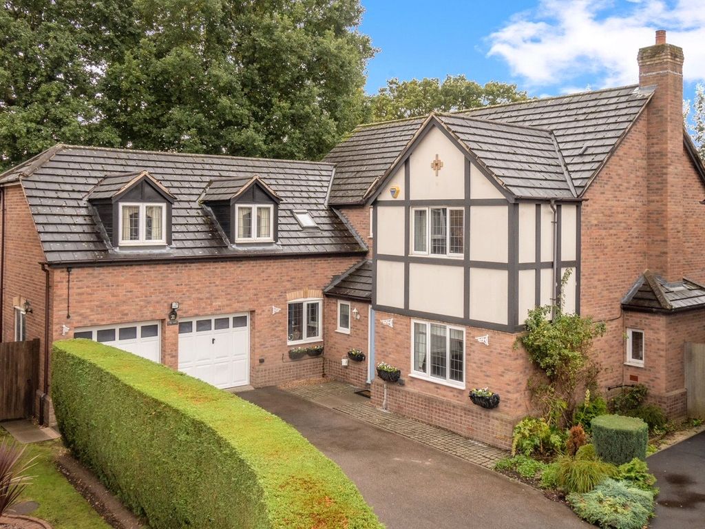5 bed detached house for sale in Maple Leaf Drive, Marston Green
