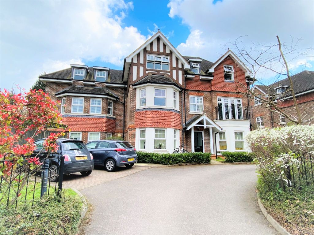 2 bed flat for sale in Pembroke Road, Woking GU22 Zoopla