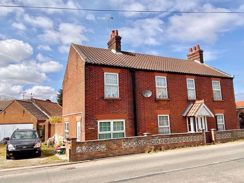 5 bed detached house for sale in The Street, Hemsby, Great Yarmouth