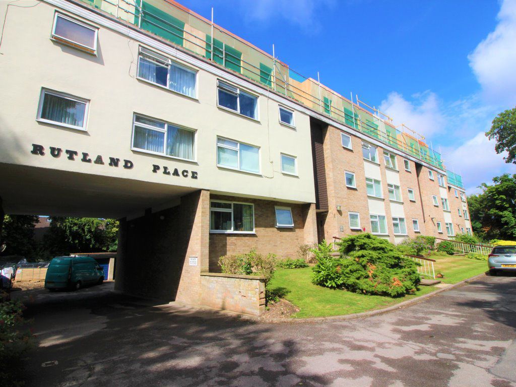 2 bed flat to rent in Rutland Place, The Rutts, Bushey Heath, Bushey