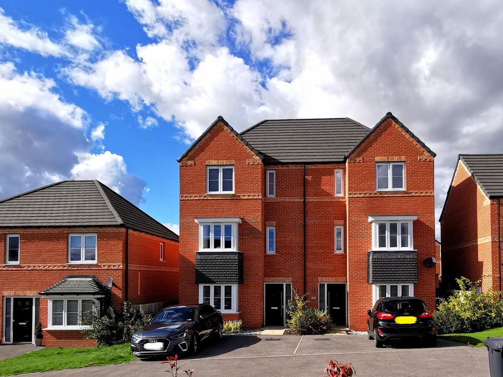 4 bed semidetached house for sale in Putter Close, Mapplewell