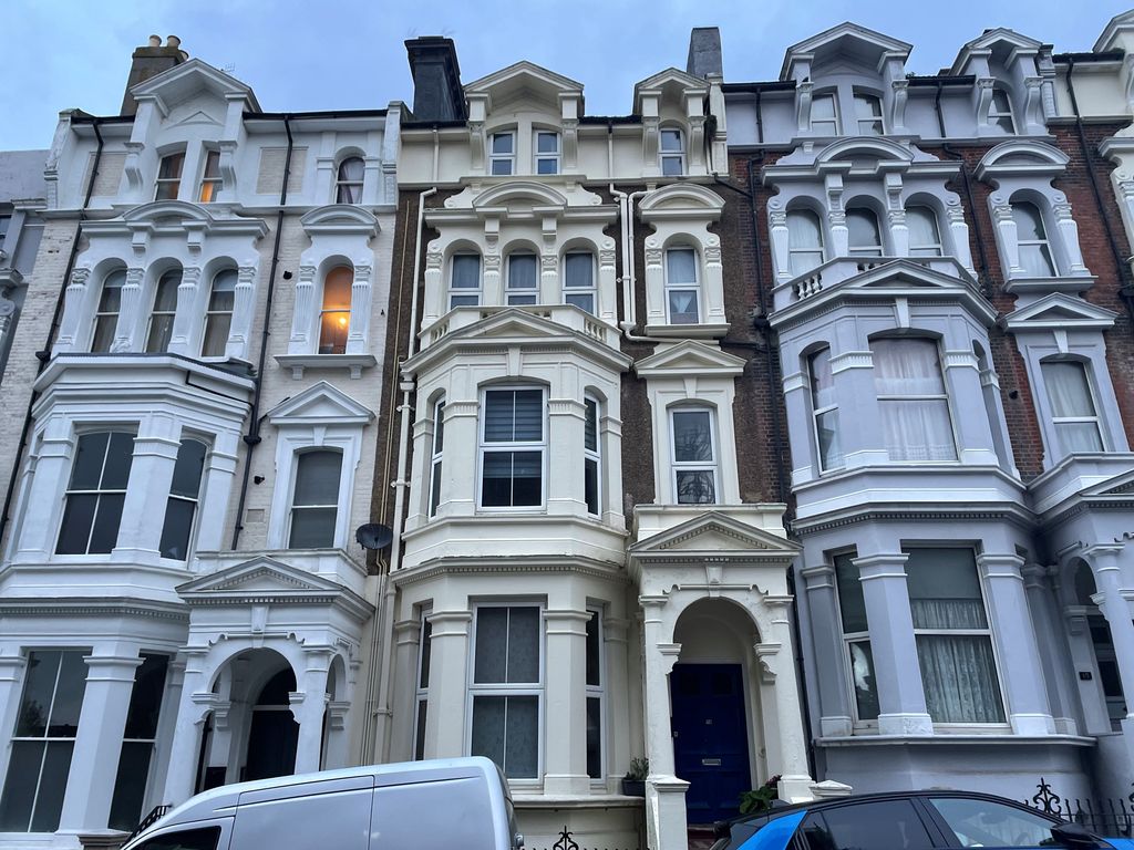 2 bed flat to rent in Warrior Gardens, St. LeonardsOnSea TN37, £800