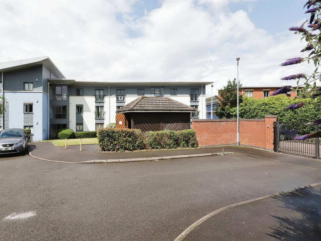 2 bed flat for sale in Vine Close, Fordhouses, Wolverhampton WV10, £