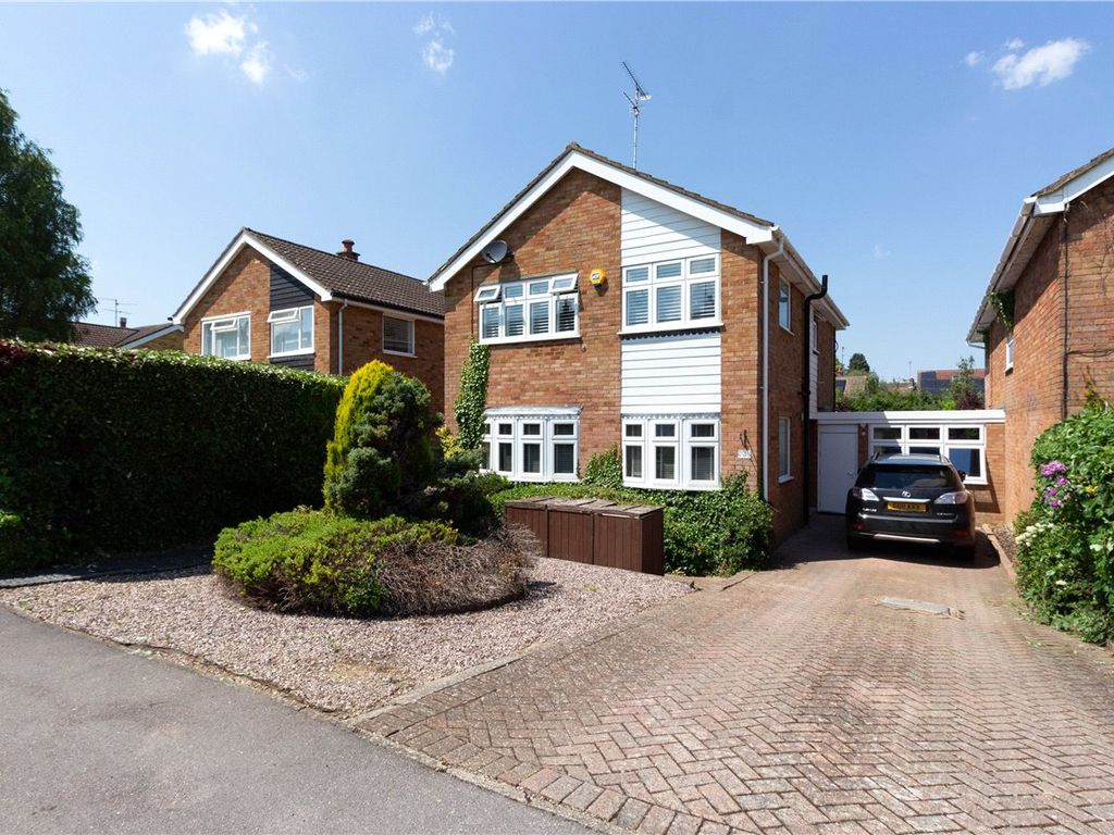 3 bed detached house for sale in Tintern Close, Harpenden