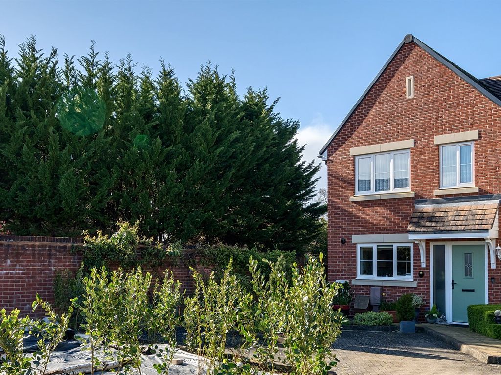 3 bed semidetached house for sale in 36 Oaklands Avenue, Rowland's