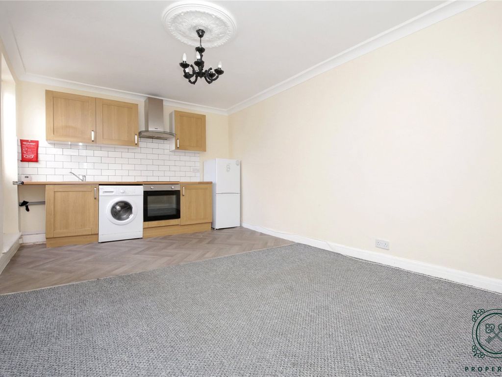 3 bed flat to rent in Chingford Mount Road, London E4, £1,900 pcm Zoopla