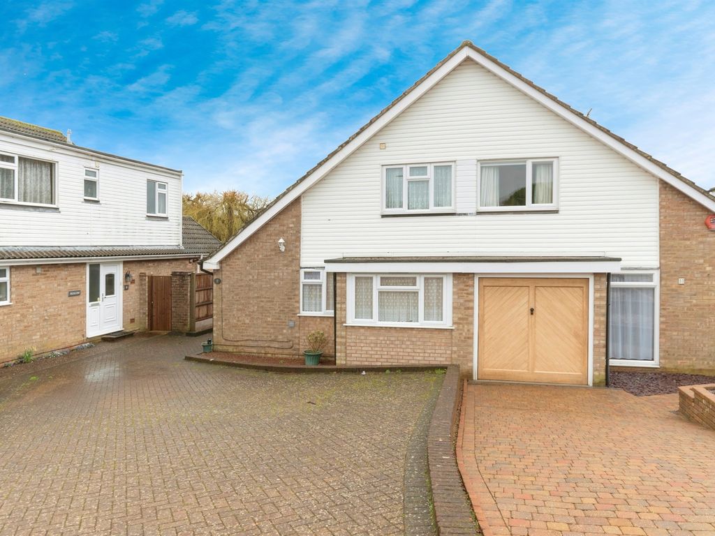 3 bed semidetached bungalow for sale in Trent Close, Stevenage SG1, £