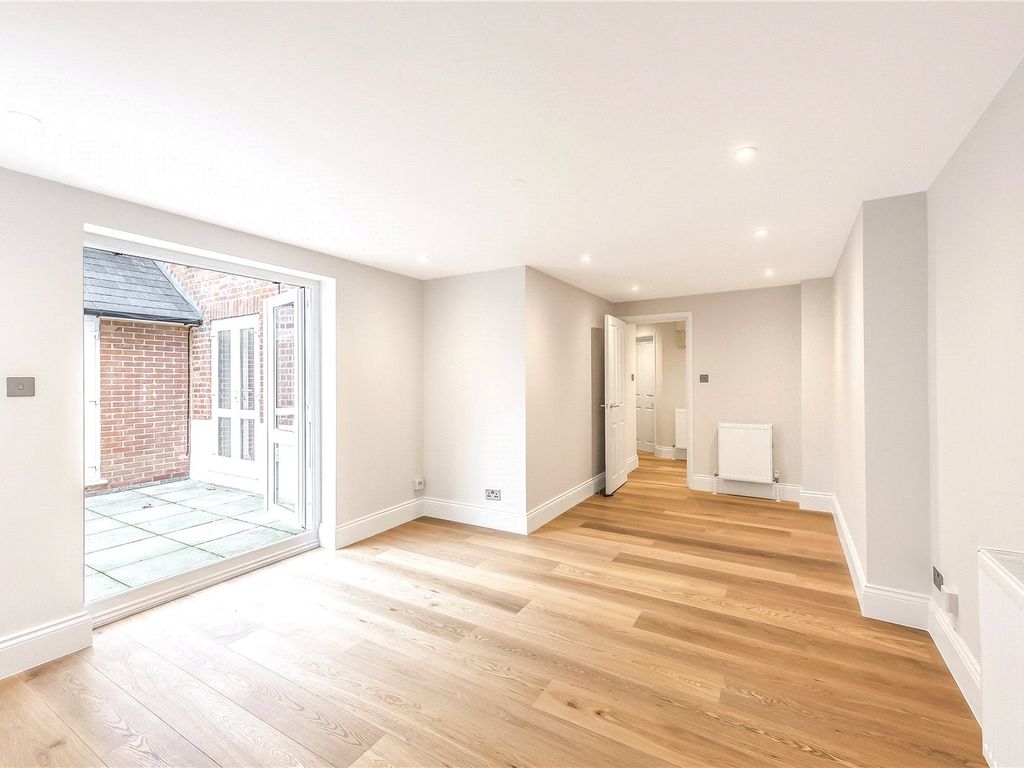 2 bed flat to rent in Cleve Road, South Hampstead, London NW6, £2,275