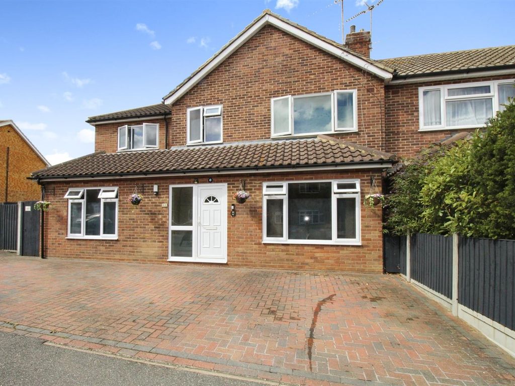 4 bed semidetached house for sale in Heath Drive, Tile Kiln