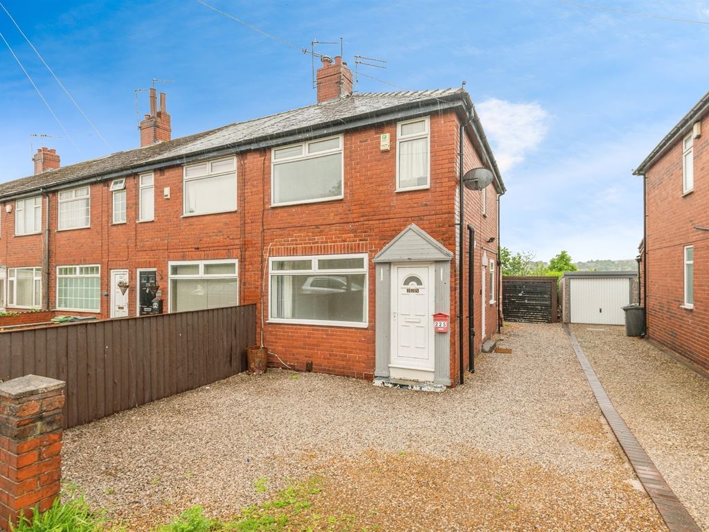 3 bed end terrace house for sale in Whitehall Road, Leeds LS12, £