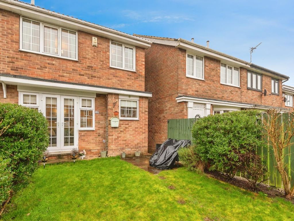 3 bed semidetached house for sale in Lawns Croft, New Farnley LS12, £