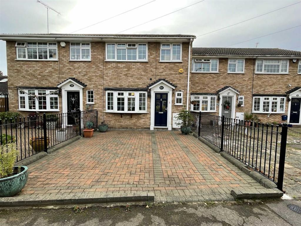3 bed property to rent in Amberley Way, Romford RM7 Zoopla