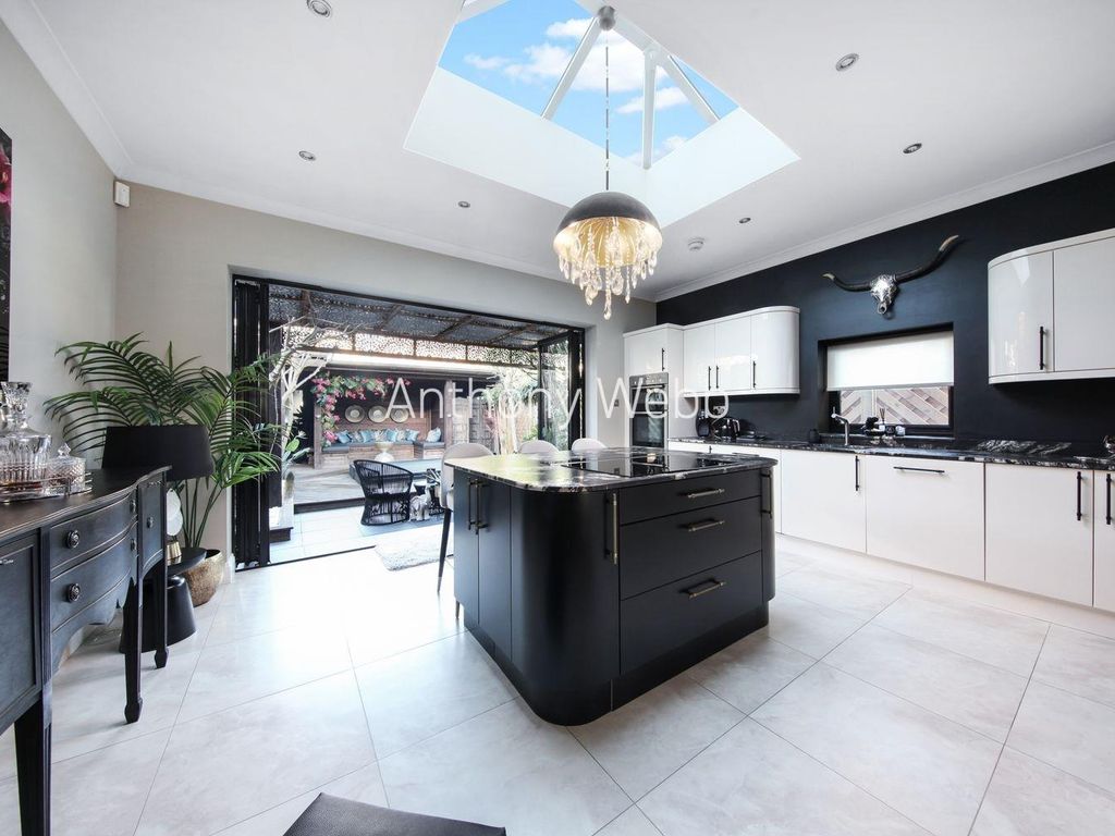 3 bed semidetached house for sale in Amberley Road, Enfield EN1, £