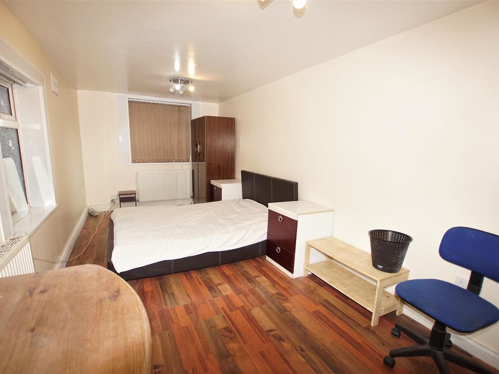 3 bed flat to rent in Bristol Road, Selly Oak, Birmingham B29, £400 pcm