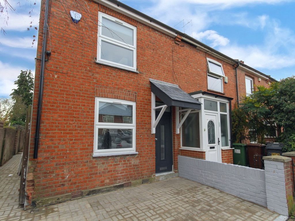4 bed end terrace house for sale in Brownlow Road, Borehamwood