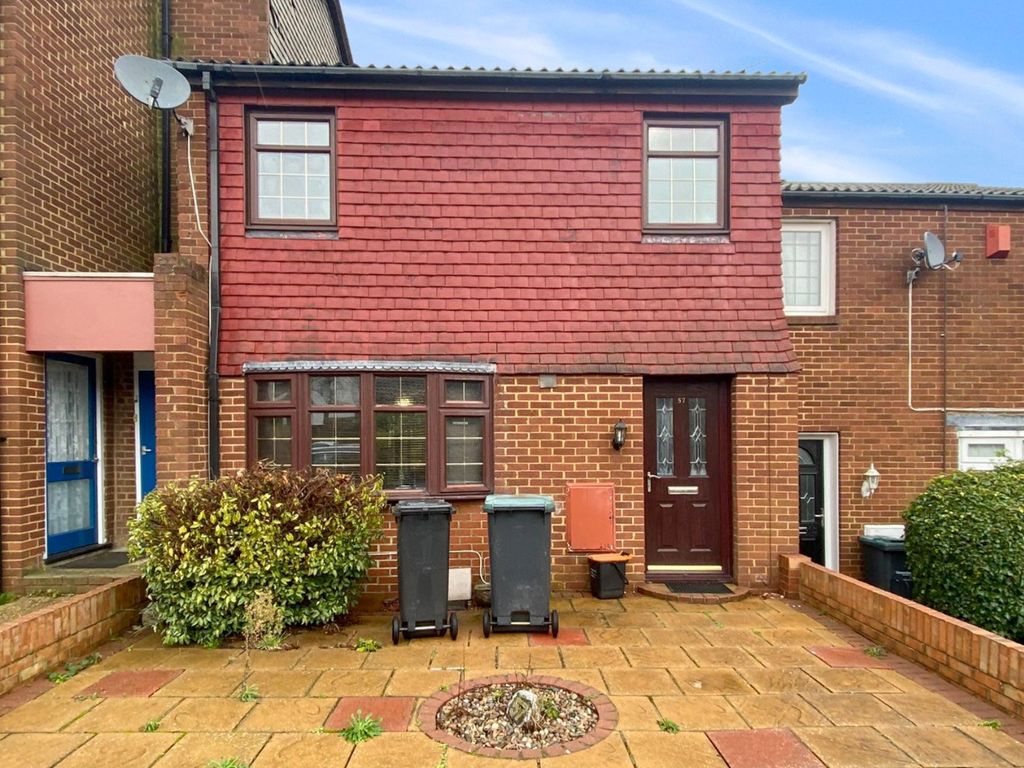 3 bed terraced house to rent in The Hollies, Gravesend, Kent DA12, £