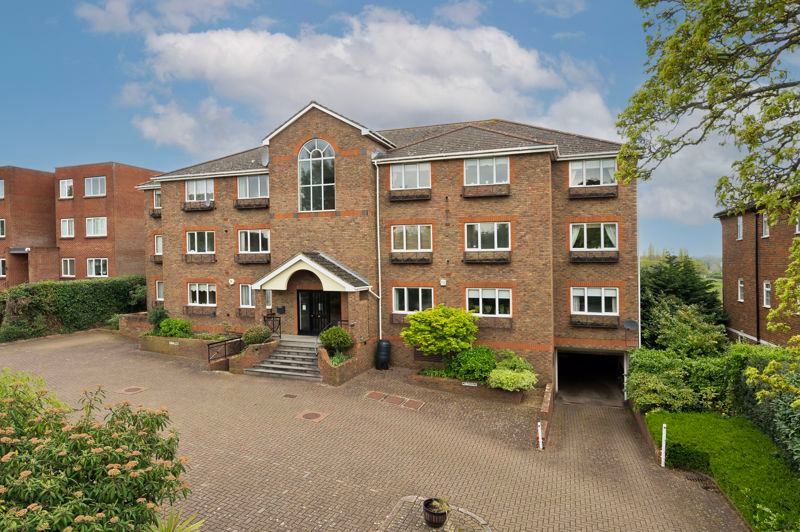 2 bed flat to rent in Oatlands Drive, Weybridge KT13, £1,950 pcm Zoopla