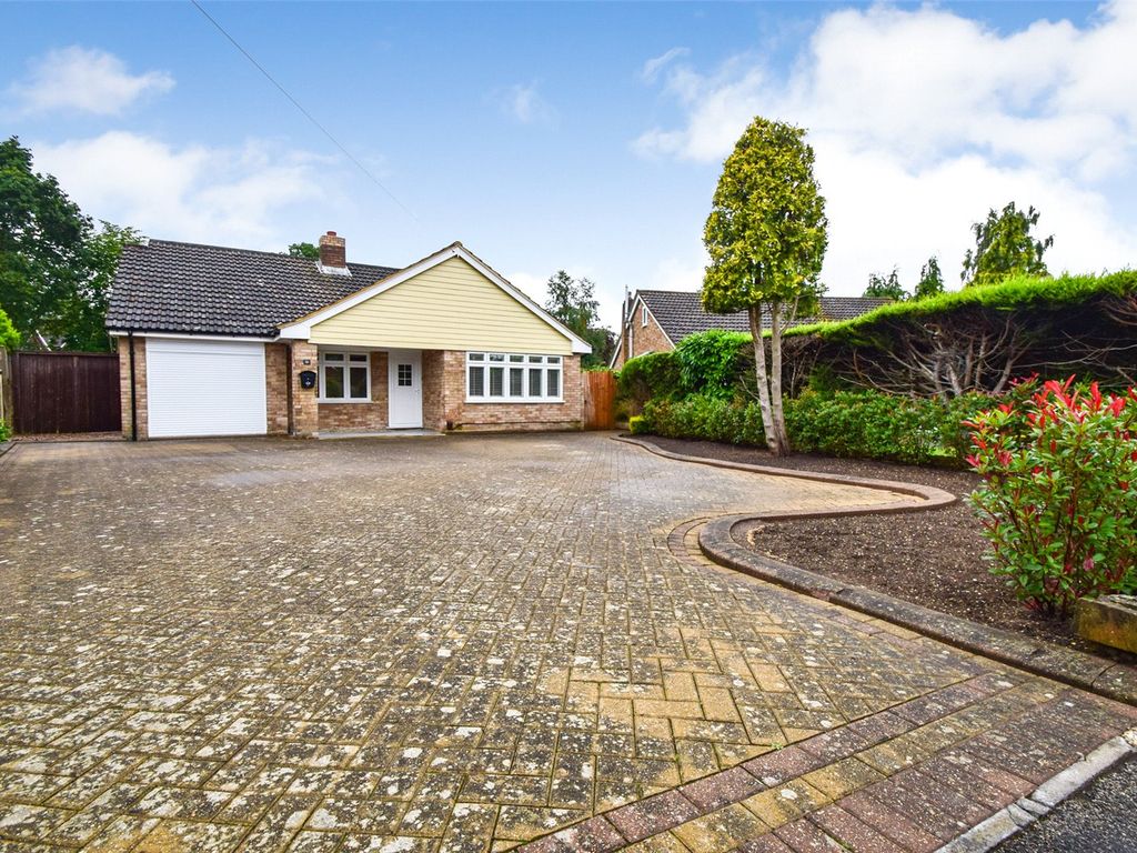 4 bed bungalow for sale in Rosemary Gardens, Blackwater, Camberley