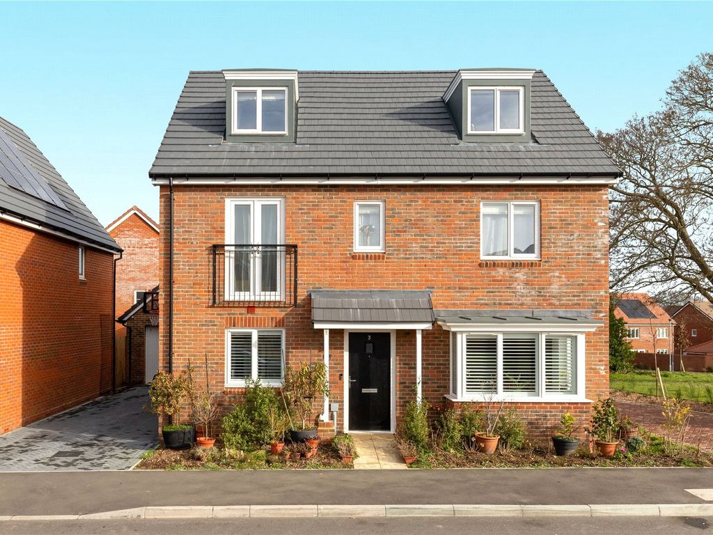 5 bed detached house for sale in Donnington Grove, Binfield, Bracknell