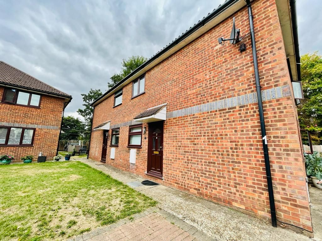 1 bed end terrace house for sale in Kingsley Court, Brentwood Road