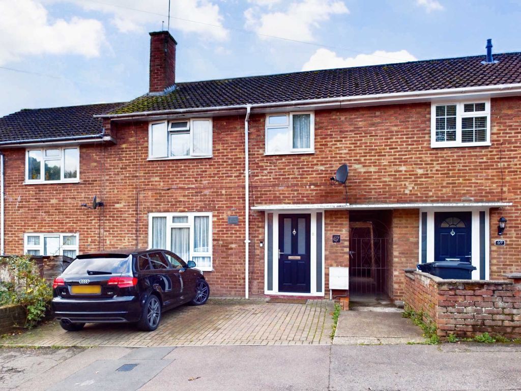 3 bed property for sale in Chambersbury Lane, Hemel Hempstead HP3, £