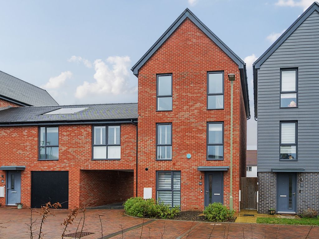 3 bed town house for sale in Douglas Drive, Bordon, Hampshire GU35, £