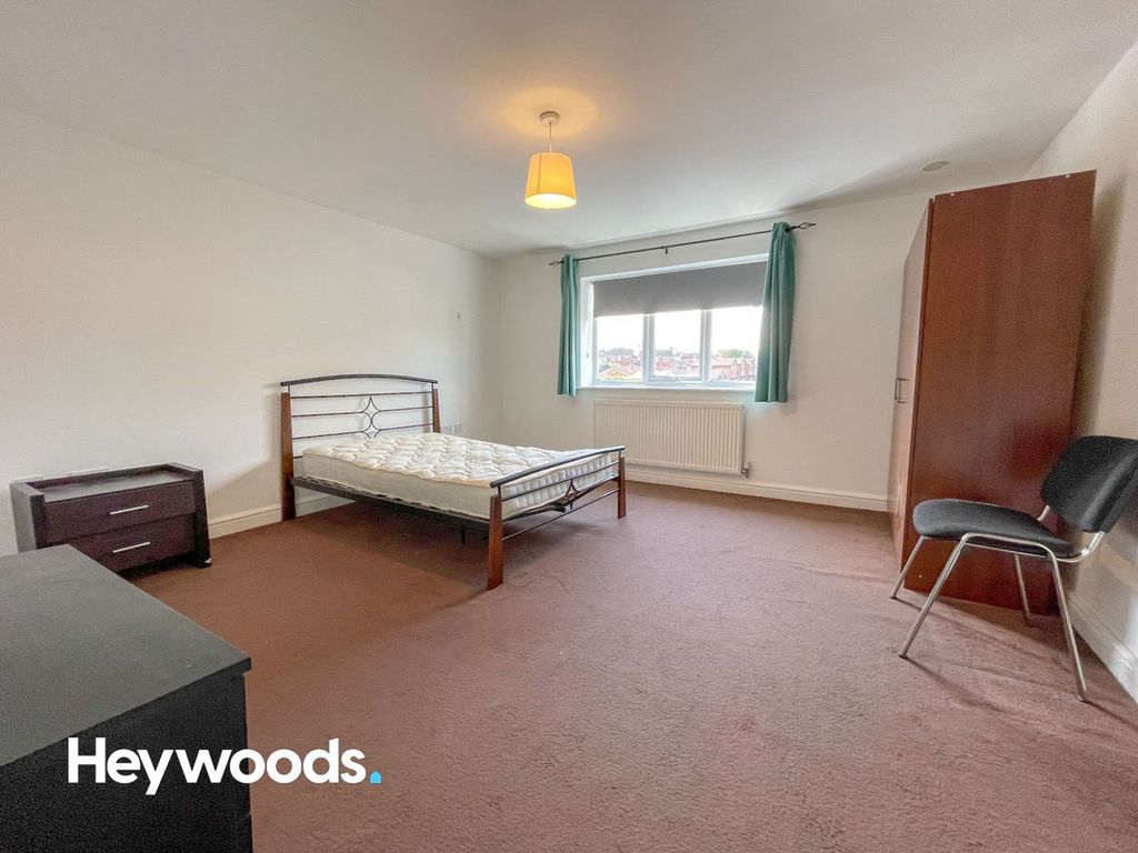 Room to rent in Room 5 Park Road, Silverdale, NewcastleUnderLyme ST5