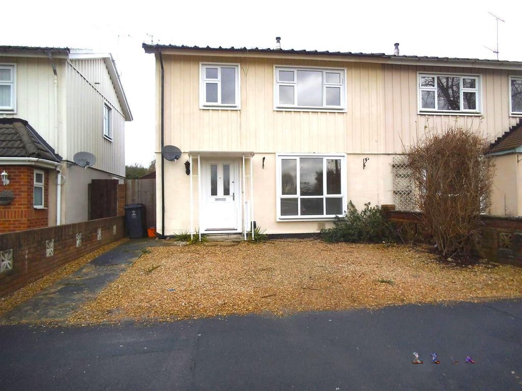 3 bed semidetached house for sale in Tovey Road, Swindon SN2, £200,000