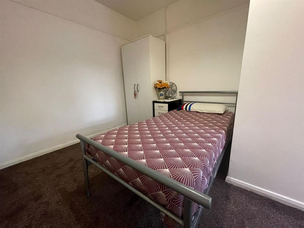 Room to rent in Stanwell Road, Feltham TW14, £750 pcm Zoopla