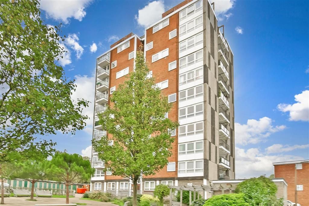 2 bed flat for sale in Victor Court, Hornchurch, Essex RM12, £150,000