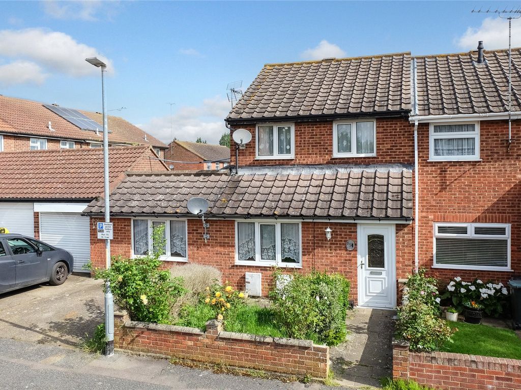 4 bed semidetached house for sale in Armoury Drive, Gravesend, Kent