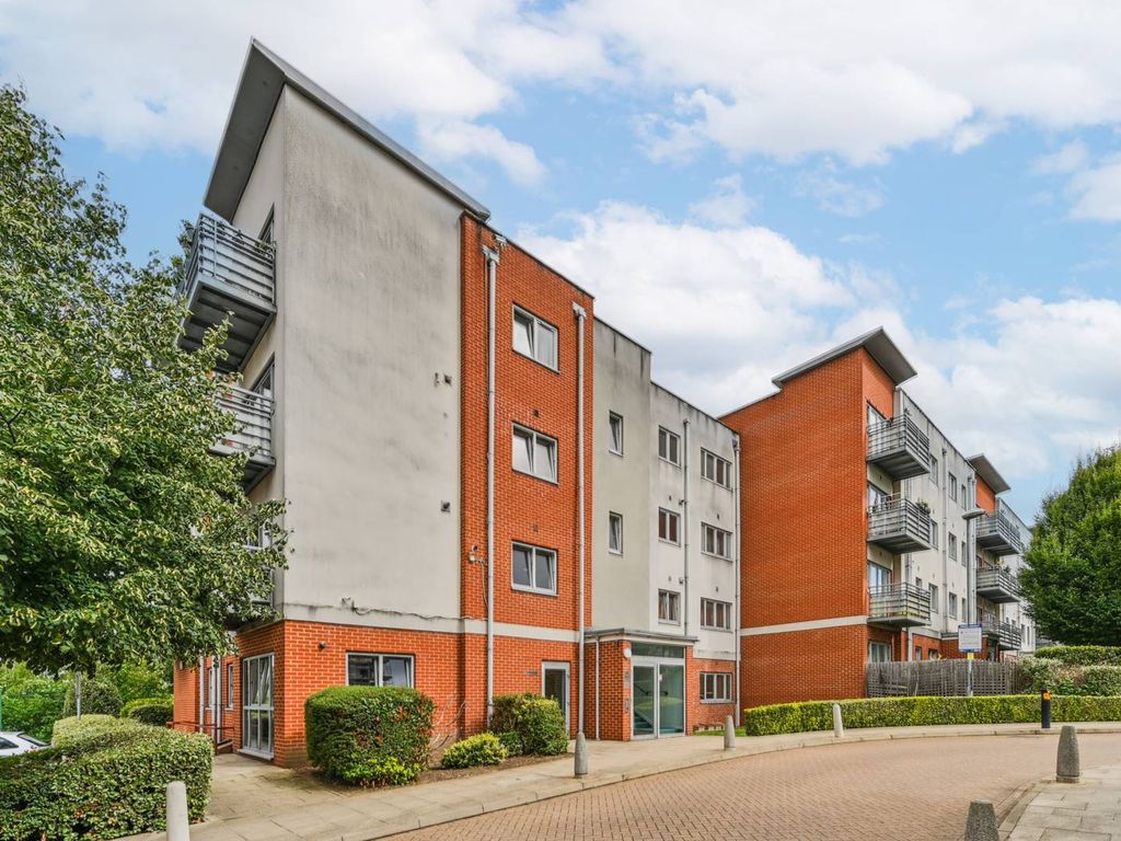 1 bed flat for sale in Cannock Court, Walthamstow, London E17, £280,000