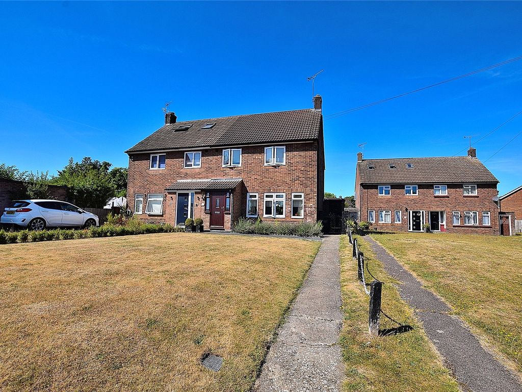 4 bed semidetached house for sale in Maidenbower Avenue, Dunstable