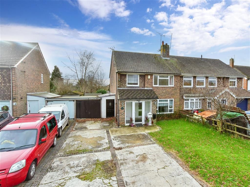 3 bed semidetached house for sale in The Ridge, Kennington, Ashford