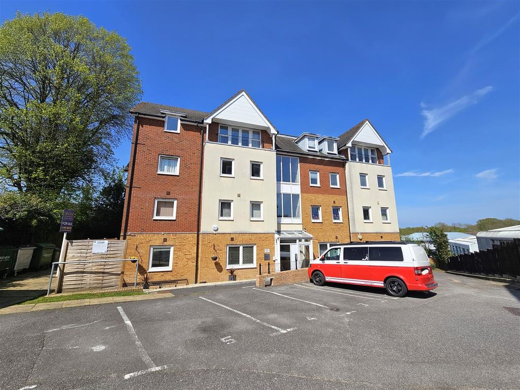 2 bed flat for sale in Bastins Close, Park Gate, Southampton SO31 Zoopla