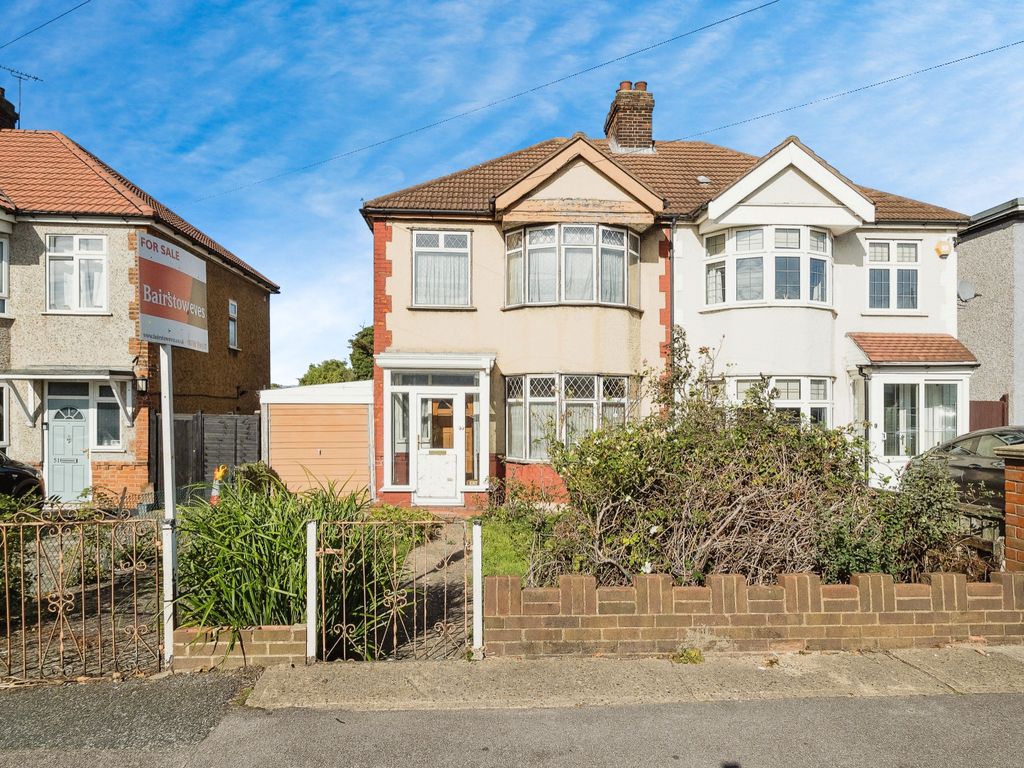 3 bed semidetached house for sale in Chase Cross Road, Romford RM5, £
