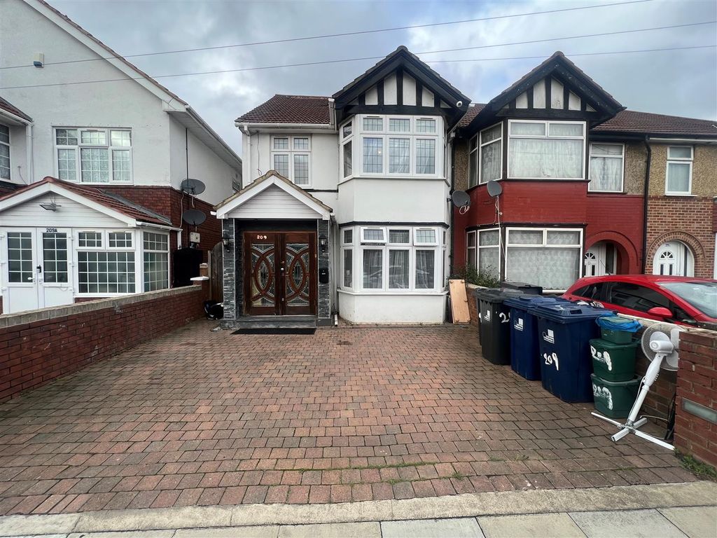 4 bed end terrace house for sale in Park Avenue, Southall UB1, £589,950