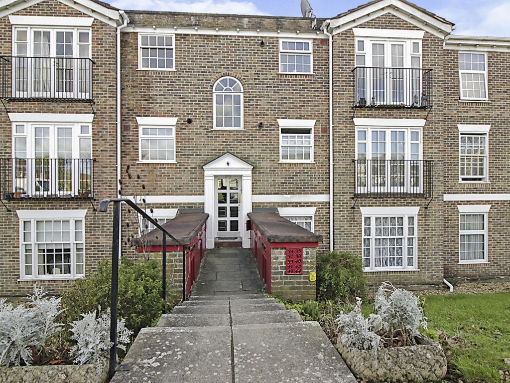 2 bed flat for sale in Heathfield Green, Midhurst, West Sussex GU29