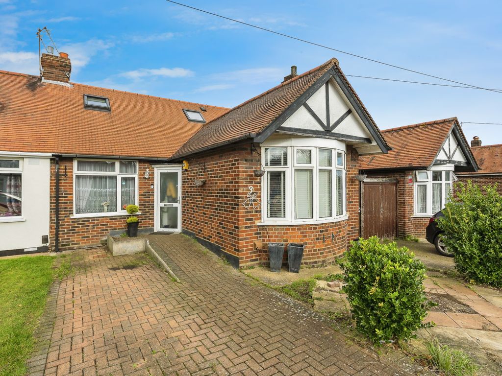 4 bed bungalow for sale in Humberstone Close, Luton, Bedfordshire LU4