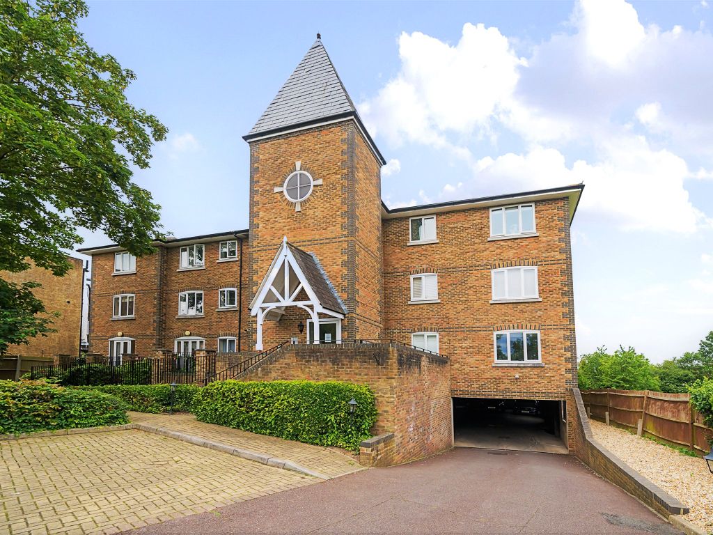 2 bed flat for sale in Cheam Common Road, Worcester Park KT4, £390,000