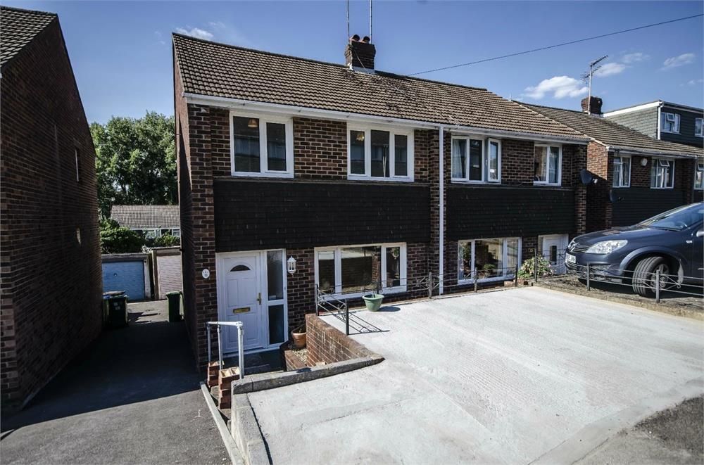 3 bed semidetached house to rent in Crowther Close, Sholing