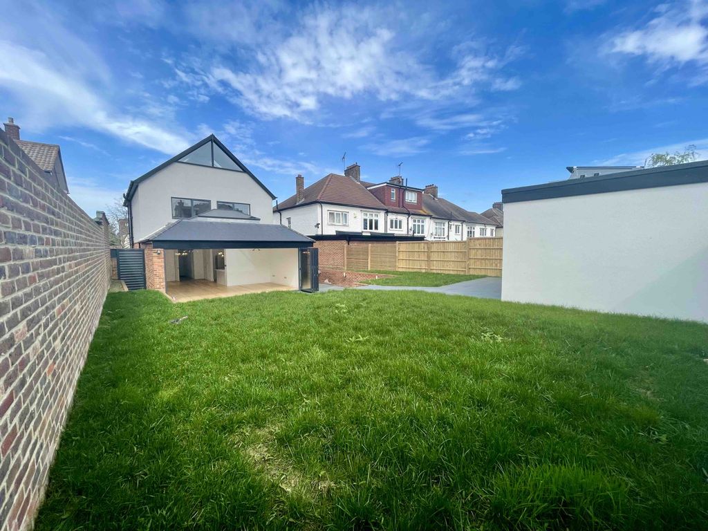 5 bed shared to rent in Overton Drive, Wanstead E11, £