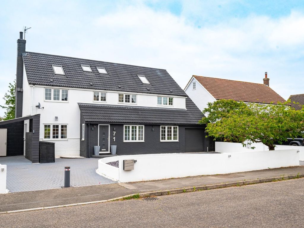 6 bed detached house for sale in Godfrey Way, Dunmow CM6 Zoopla