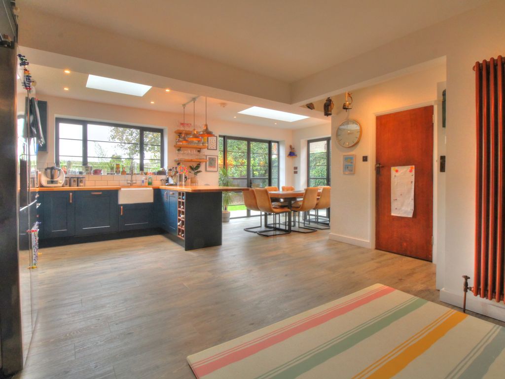 3 bed detached house for sale in South Farm Road, Broadwater, Worthing