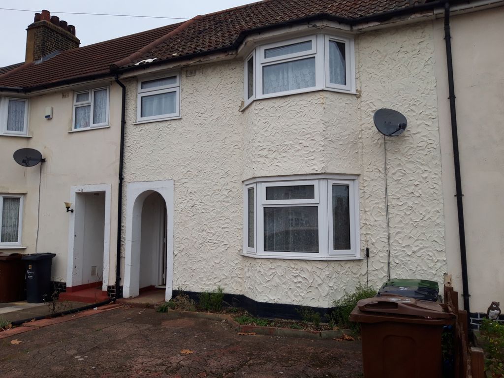 3 bed terraced house to rent in Meadow Road, Barking IG11, £2,100 pcm