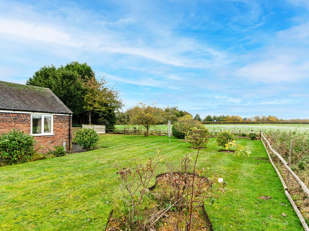2 bed bungalow for sale in The Green, Bonehill, Tamworth B78, £275,000