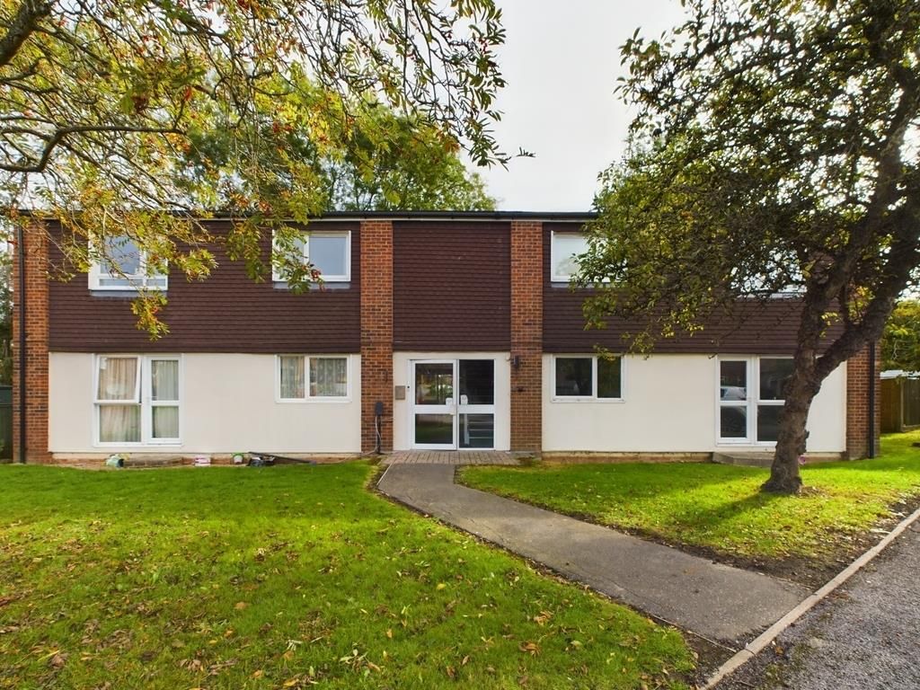 2 bed flat for sale in Badgers Way, Loxwood, Billingshurst RH14, £