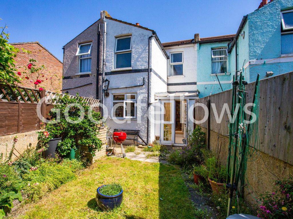 2 bed detached house to rent in Feltham Road, Mitcham, Surrey CR4, £