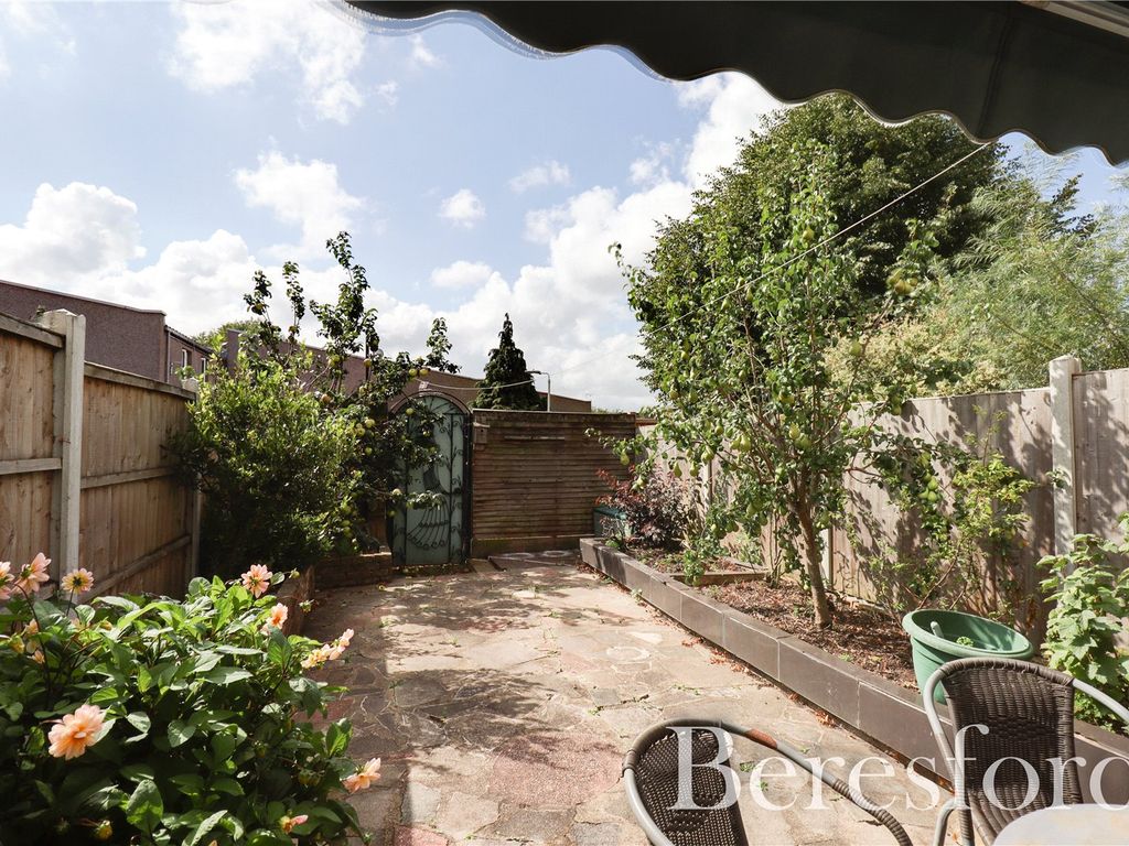 3 bed terraced house for sale in Briar Road, Romford RM3, £375,000 Zoopla